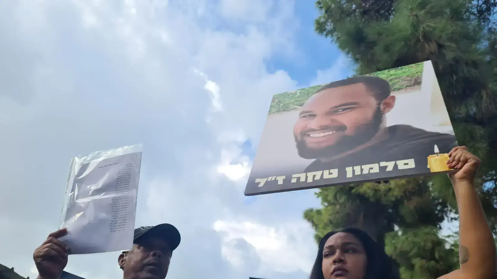 אביו ואחותו של סלומון טקה בעת ביקורו של זאיד פלח, השופט במשפטו של השוטר שירה בסלומון טקה בזירת האירוע, קרית חיים, 15 בדצמבר 2022 אביו ואחותו של סלומון טקה בעת ביקורו של זאיד פלח, השופט במשפטו של השוטר שירה בסלומון טקה בזירת האירוע, קרית חיים, 15 בדצמבר 2022