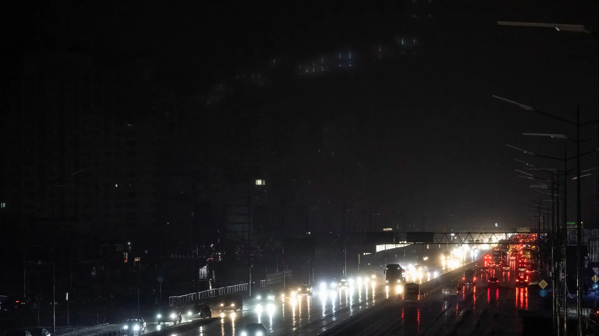 מכוניות נוסעות ברחוב חשוך בקייב לאחר מתקפת הטילים הרוסית על אוקראינה, שפגעה במערכת החשמל. 16 בדצמבר 2022. מכוניות נוסעות ברחוב חשוך בקייב לאחר מתקפת הטילים הרוסית על אוקראינה, שפגעה במערכת החשמל. 16 בדצמבר 2022.