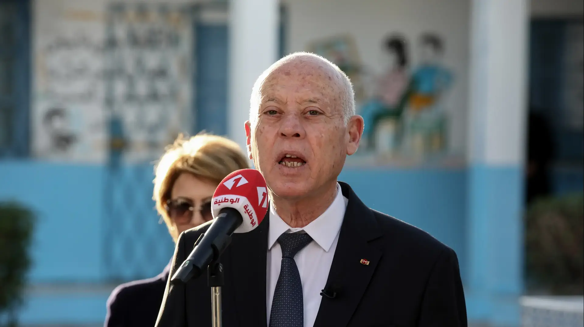 נשיא תוניסיה קייס סעיד אחרי הצבעתו בבחירות לפרלמנט בקלפי בתוניס, 17 בדצמבר 2022