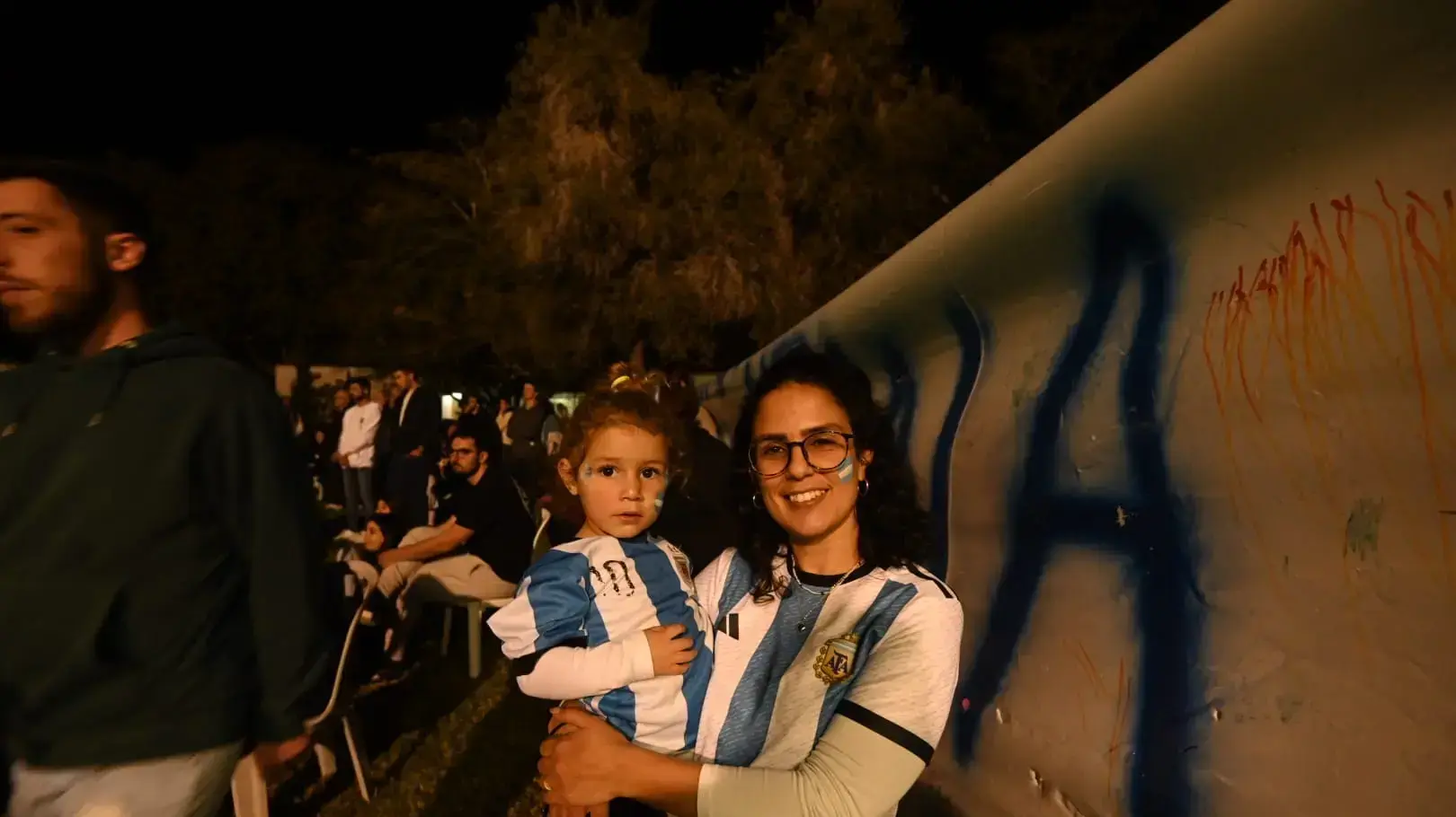 אוהדי ארגנטינה צופים בגמר המונדיאל, קיבוץ מפלסים. 18 בדצמבר 2022 אוהדי ארגנטינה צופים בגמר המונדיאל, קיבוץ מפלסים. 18 בדצמבר 2022