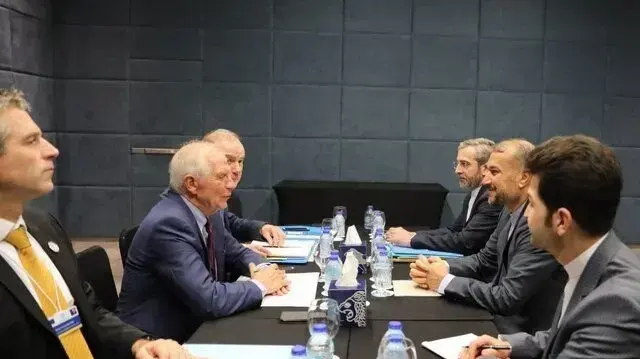 שר החוץ של איראן, חוסיין אמיר עבדאללהיאן (מימין) מול שר החוץ של האיחוד האירופי, ג'וזפ בורל, בשיחות בשולי פסגה אזורית לחופי ים המלח בירדן, 20 בדצמבר 2022