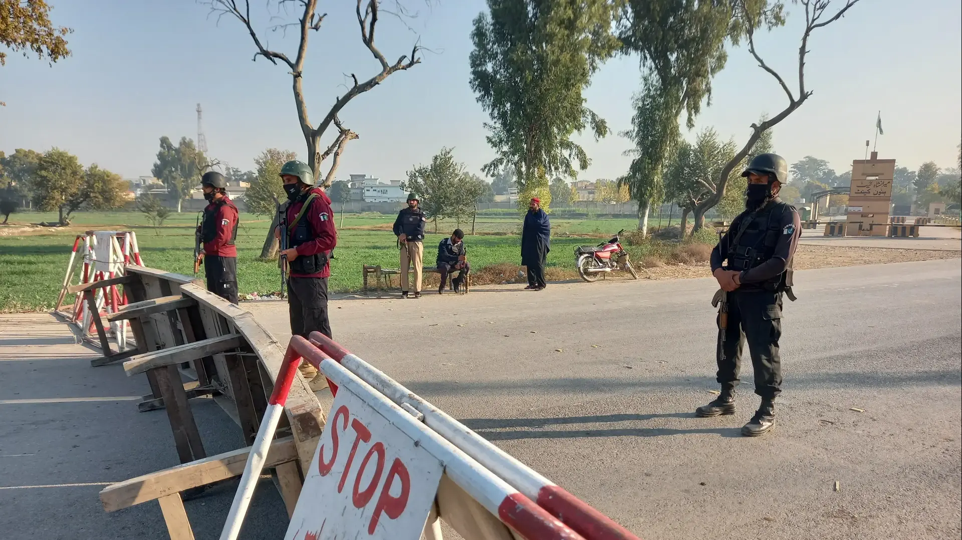 חיילים פקיסטנים עומדים על המשמר בכביש המוביל לאזור הקנטון בבאנו, פקיסטן, 20 בדצמבר 2022.
