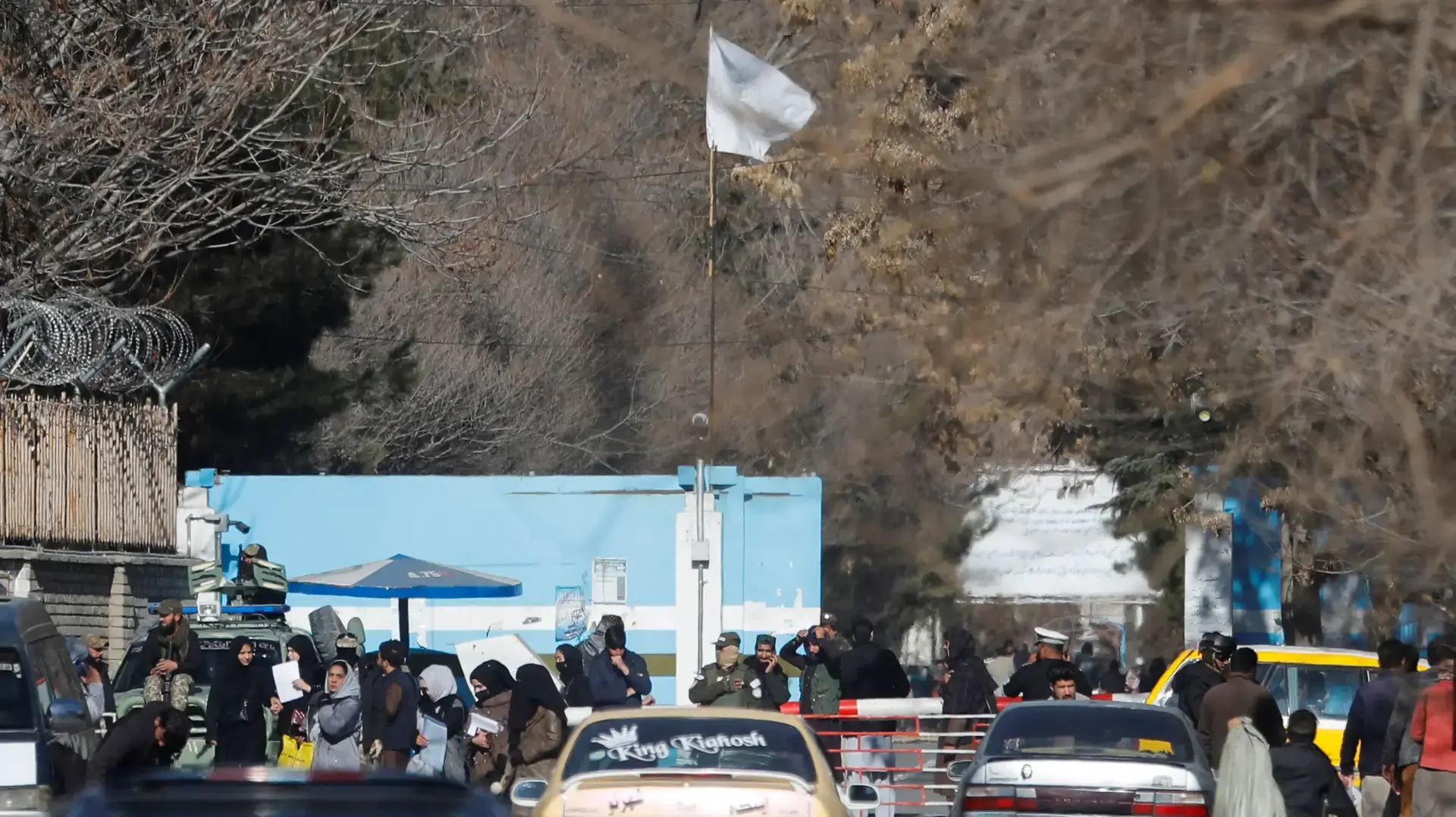 אנשי טליבאן עומדים בכניסה לאוניברסיטת קאבול, אפגניסטן, 21 בדצמבר 2022 אנשי טליבאן עומדים בכניסה לאוניברסיטת קאבול, אפגניסטן, 21 בדצמבר 2022