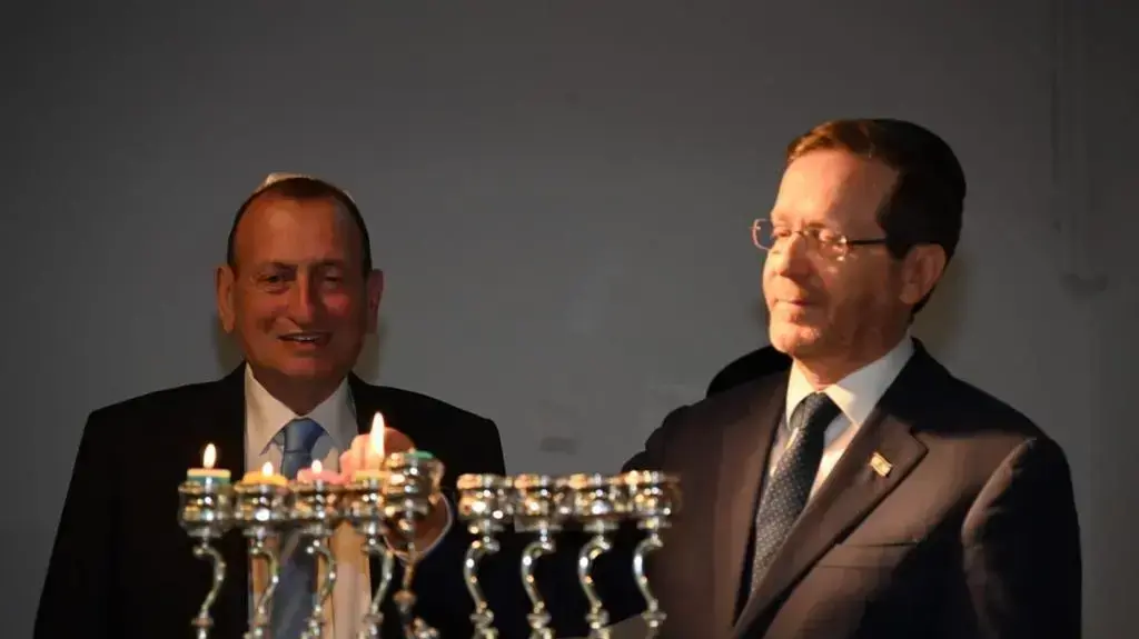 נשיא המדינה יצחק הרצוג וראש עיריית תל אביב-יפו רון חולדאי בהדלקת נרות ביפו. 12 בדצמבר 2022 נשיא המדינה יצחק הרצוג וראש עיריית תל אביב-יפו רון חולדאי בהדלקת נרות ביפו. 12 בדצמבר 2022