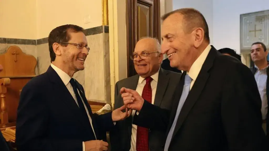 נשיא המדינה יצחק הרצוג וראש עיריית תל אביב-יפו רון חולדאי בהדלקת נרות ביפו עם מנהיגי העדה הנוצרית בעיר. 12 בדצמבר 2022 נשיא המדינה יצחק הרצוג וראש עיריית תל אביב-יפו רון חולדאי בהדלקת נרות ביפו עם מנהיגי העדה הנוצרית בעיר. 12 בדצמבר 2022