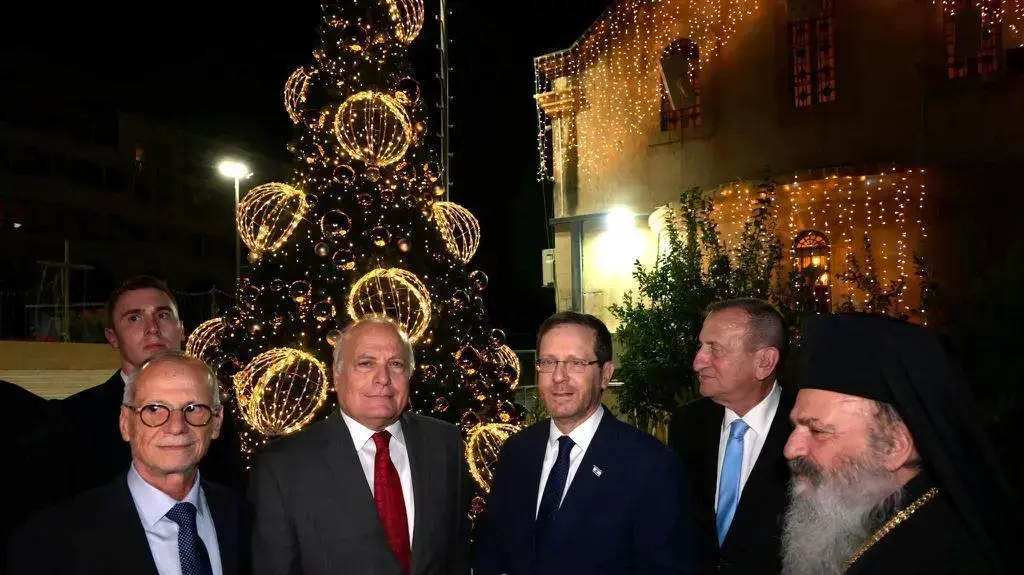 נשיא המדינה יצחק הרצוג וראש עיריית תל אביב-יפו רון חולדאי בהדלקת נרות ביפו עם מנהיגי העדה הנוצרית בעיר. 12 בדצמבר 2022 נשיא המדינה יצחק הרצוג וראש עיריית תל אביב-יפו רון חולדאי בהדלקת נרות ביפו עם מנהיגי העדה הנוצרית בעיר. 12 בדצמבר 2022