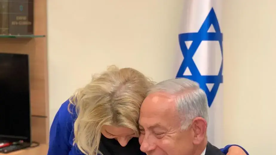 ראש הממשלה בנימין נתניהו ורעייתו שרה לאחר הודעת נתניהו לנשיא כי עלה בידו להרכיב ממשלה. 22 בדצמבר 2022 ראש הממשלה בנימין נתניהו ורעייתו שרה לאחר הודעת נתניהו לנשיא כי עלה בידו להרכיב ממשלה. 22 בדצמבר 2022