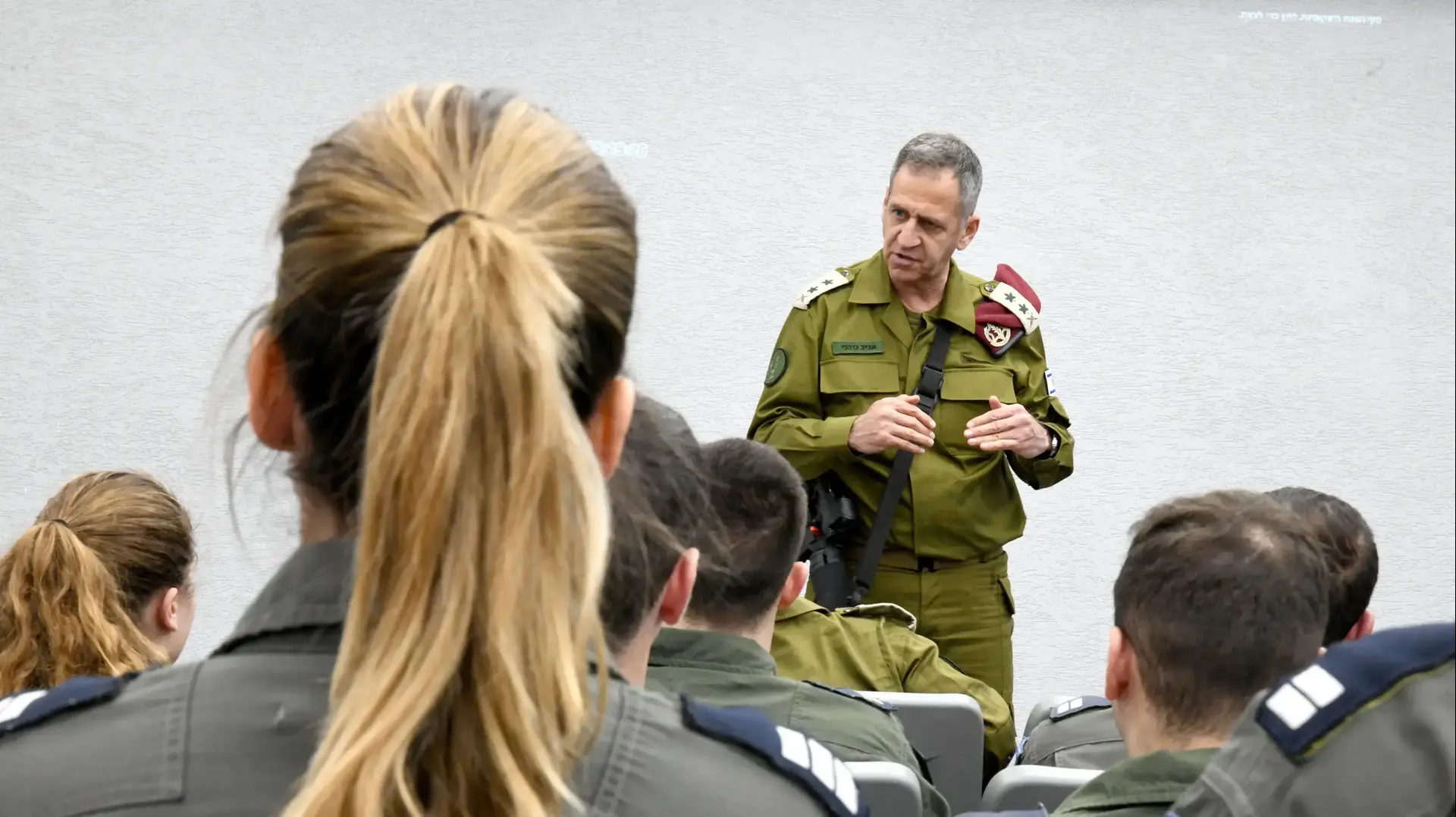 סרן נ', נווטת קרב, במפגש עם הרמטכ"ל אביב כוכבי, בסיס חצרים, 20 בדצמבר 2022 סרן נ', נווטת קרב, במפגש עם הרמטכ"ל אביב כוכבי, בסיס חצרים, 20 בדצמבר 2022