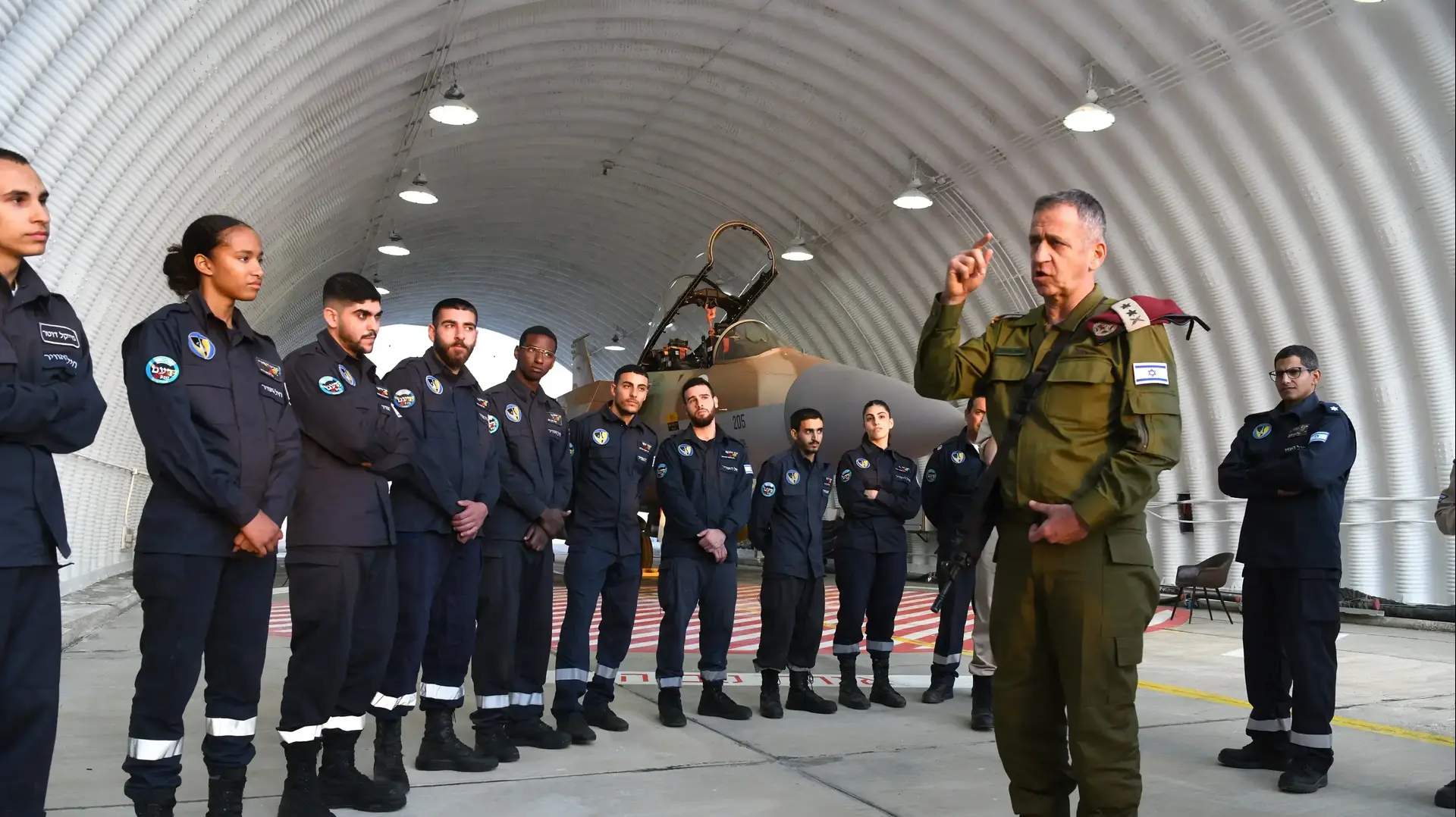 חברי טייסת 69, במפגש עם הרמטכ"ל אביב כוכבי, בסיס חצרים, 20 בדצמבר 2022 חברי טייסת 69, במפגש עם הרמטכ"ל אביב כוכבי, בסיס חצרים, 20 בדצמבר 2022