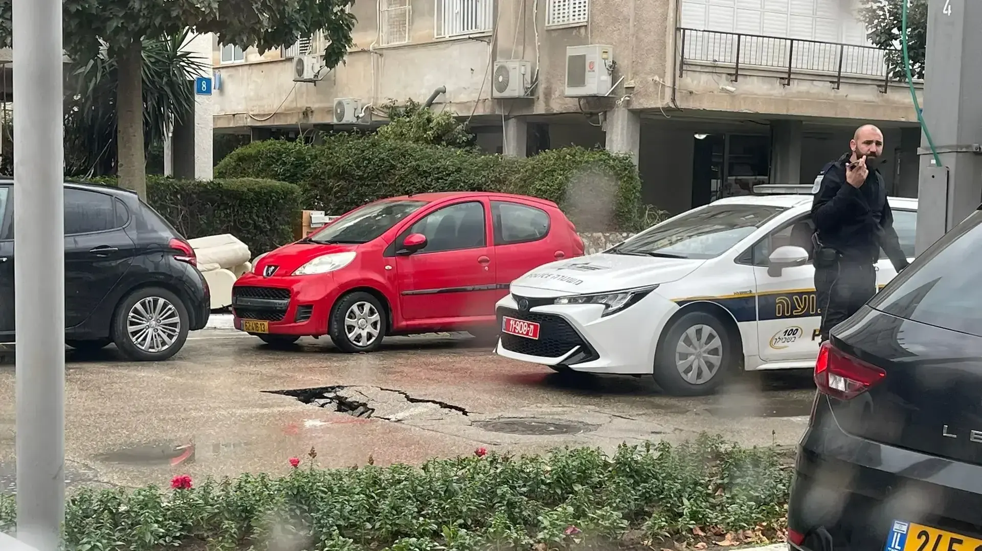בולען נפער בדרך פנקס\אבן גבירול, סמוך לבניין וואלה. 25 בדצמבר 2022 בולען נפער בדרך פנקס\אבן גבירול, סמוך לבניין וואלה. 25 בדצמבר 2022