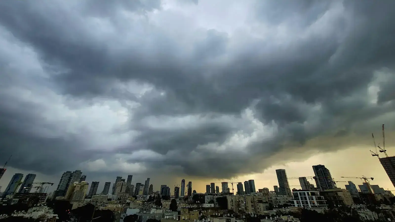 מזג אוויר חורפי בתל אביב. דצמבר 2022