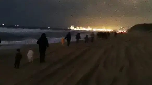 אנשים אוספים כלים חד פעמיים וצעצועים שנפלו בגלל הסערה מספינה שהיתה בדרכה לנמל אשדוד, חוף חופית, אשקלון, 27 בדצמבר 2022 אנשים אוספים כלים חד פעמיים וצעצועים שנפלו בגלל הסערה מספינה שהיתה בדרכה לנמל אשדוד, חוף חופית, אשקלון, 27 בדצמבר 2022
