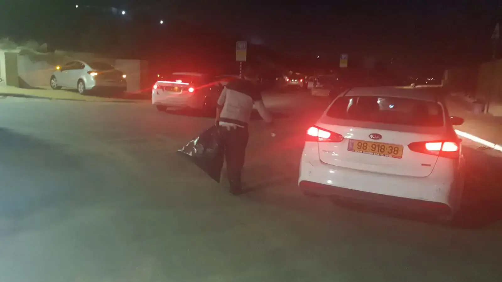 אנשים אוספים כלים חד פעמיים וצעצועים שנפלו בגלל הסערה מספינה שהיתה בדרכה לנמל אשדוד, חוף חופית, אשקלון, 27 בדצמבר 2022 אנשים אוספים כלים חד פעמיים וצעצועים שנפלו בגלל הסערה מספינה שהיתה בדרכה לנמל אשדוד, חוף חופית, אשקלון, 27 בדצמבר 2022