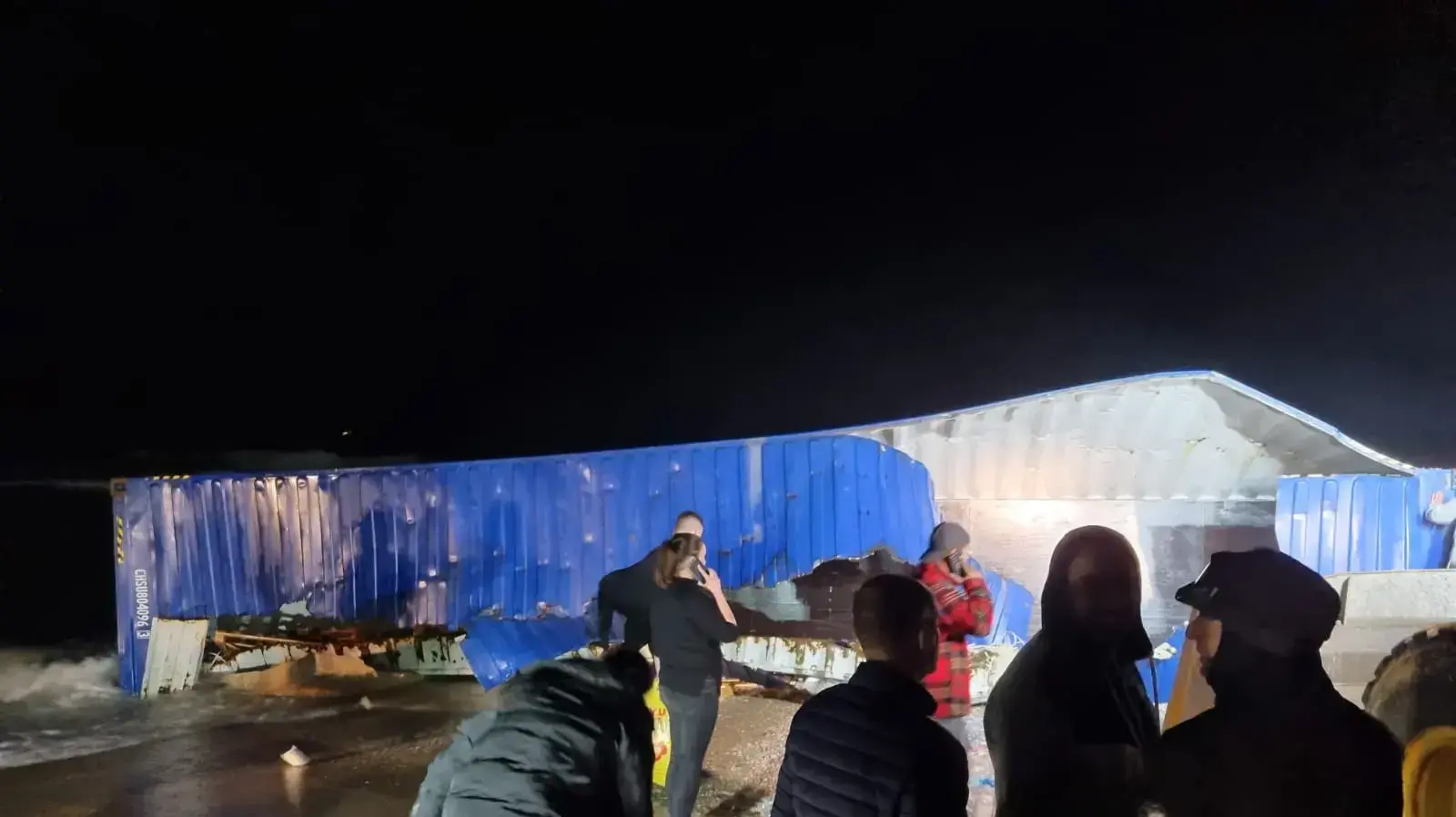 אנשים אוספים כלים חד פעמיים וצעצועים שנפלו בגלל הסערה מספינה שהיתה בדרכה לנמל אשדוד, חוף חופית, אשקלון, 27 בדצמבר 2022 אנשים אוספים כלים חד פעמיים וצעצועים שנפלו בגלל הסערה מספינה שהיתה בדרכה לנמל אשדוד, חוף חופית, אשקלון, 27 בדצמבר 2022