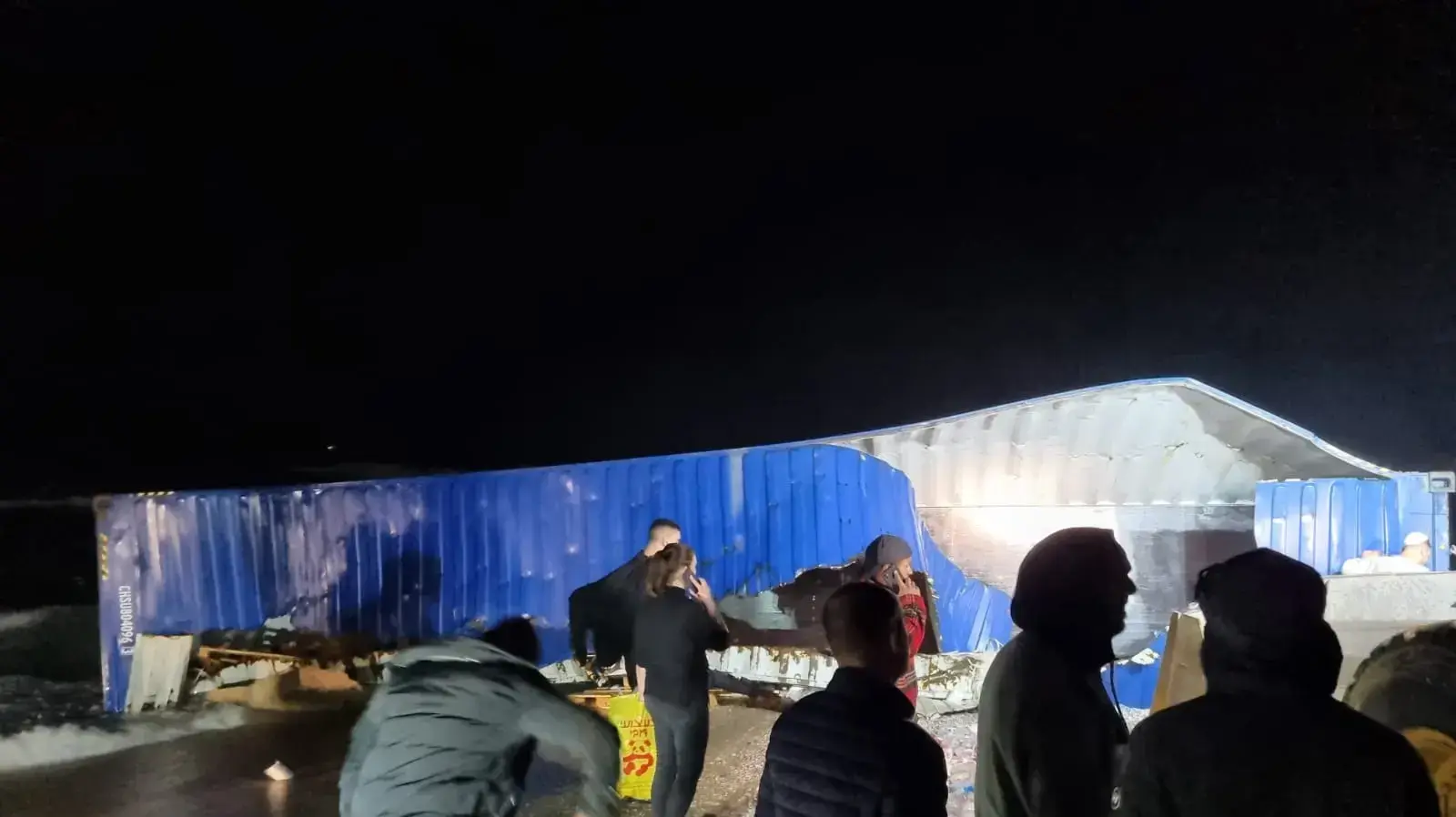 אנשים אוספים כלים חד פעמיים וצעצועים שנפלו בגלל הסערה מספינה שהיתה בדרכה לנמל אשדוד, חוף חופית, אשקלון, 27 בדצמבר 2022 אנשים אוספים כלים חד פעמיים וצעצועים שנפלו בגלל הסערה מספינה שהיתה בדרכה לנמל אשדוד, חוף חופית, אשקלון, 27 בדצמבר 2022