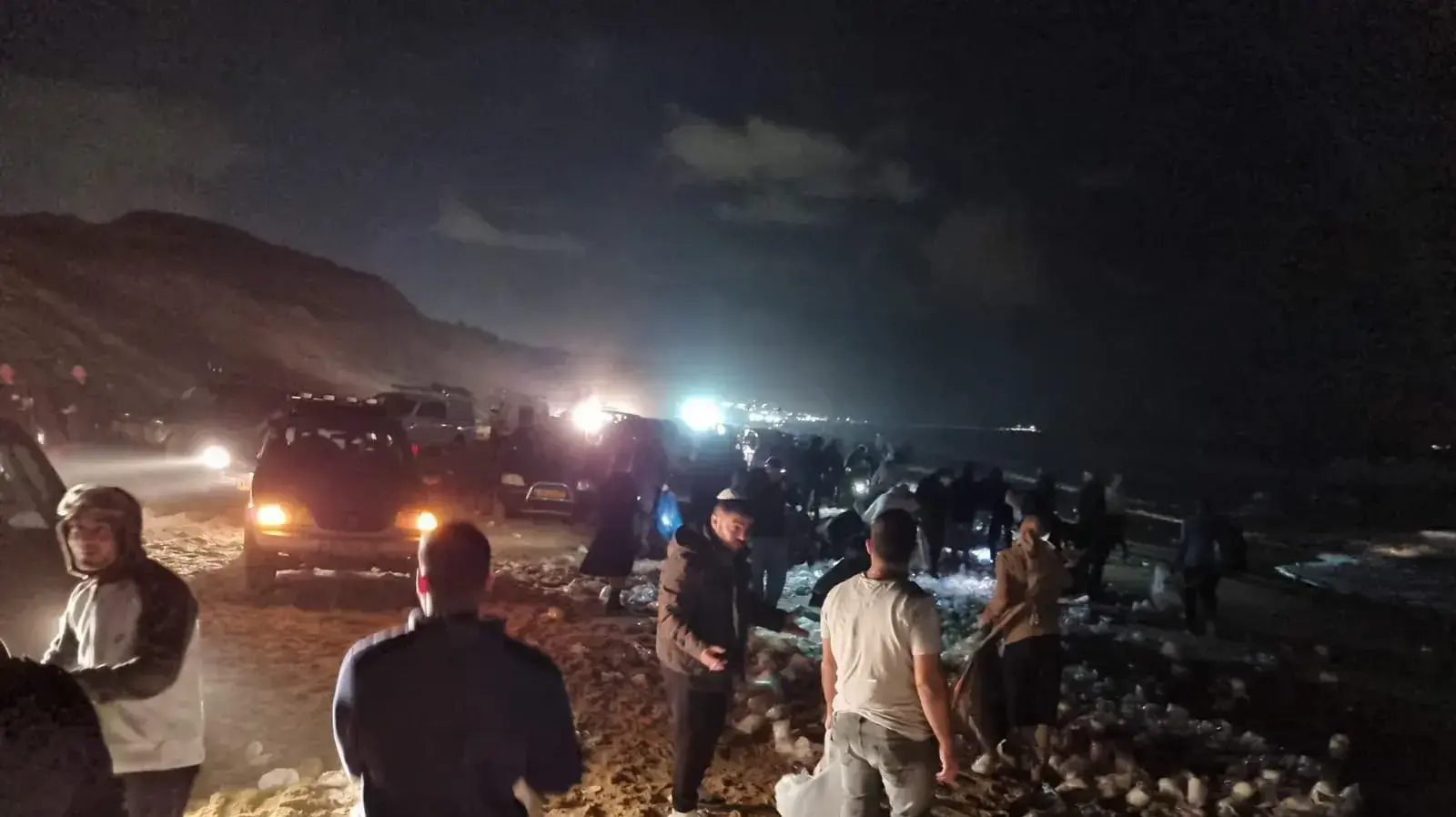 אנשים אוספים כלים חד פעמיים וצעצועים שנפלו בגלל הסערה מספינה שהיתה בדרכה לנמל אשדוד, חוף חופית, אשקלון, 27 בדצמבר 2022 אנשים אוספים כלים חד פעמיים וצעצועים שנפלו בגלל הסערה מספינה שהיתה בדרכה לנמל אשדוד, חוף חופית, אשקלון, 27 בדצמבר 2022