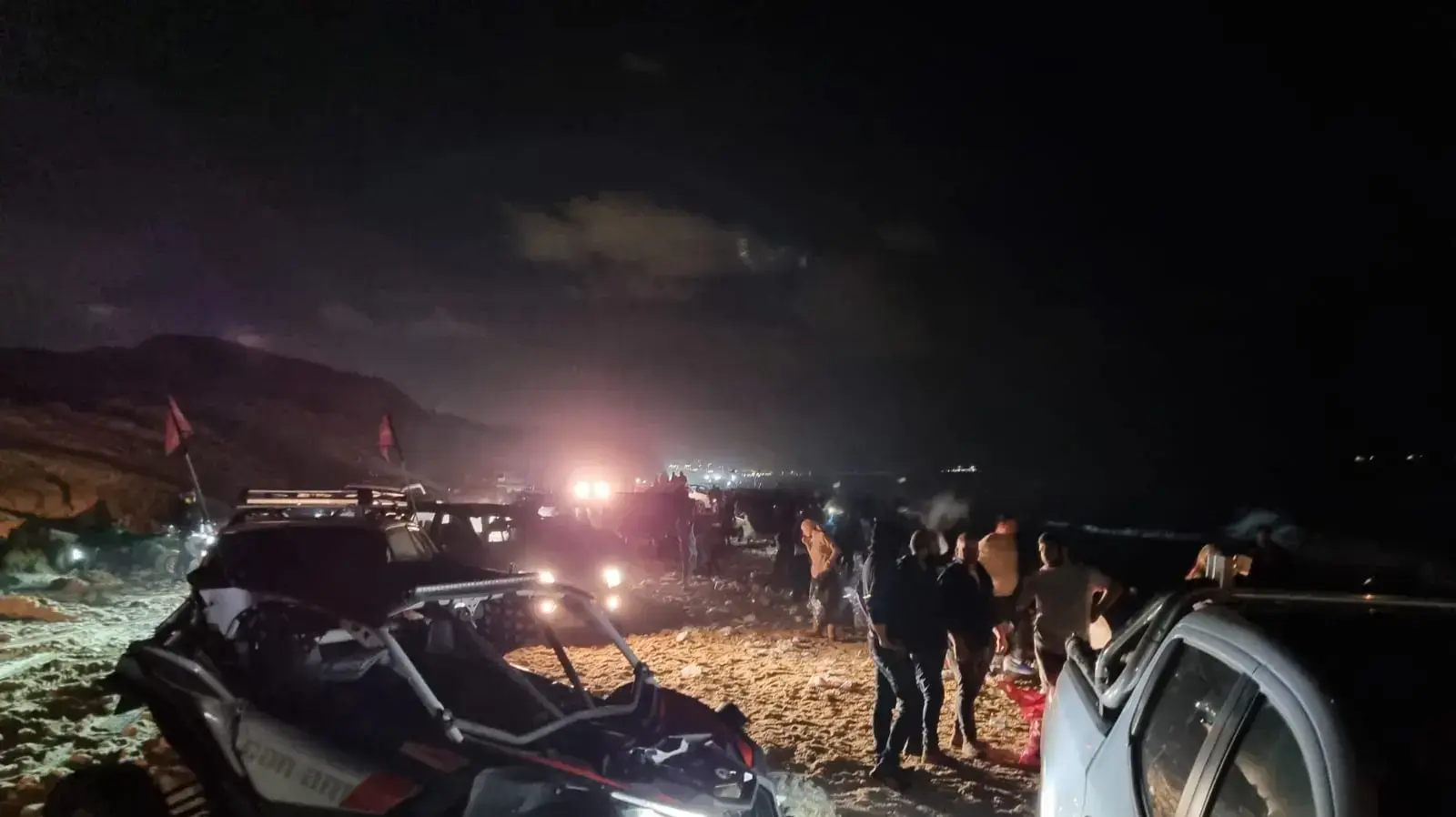 אנשים אוספים כלים חד פעמיים וצעצועים שנפלו בגלל הסערה מספינה שהיתה בדרכה לנמל אשדוד, חוף חופית, אשקלון, 27 בדצמבר 2022 אנשים אוספים כלים חד פעמיים וצעצועים שנפלו בגלל הסערה מספינה שהיתה בדרכה לנמל אשדוד, חוף חופית, אשקלון, 27 בדצמבר 2022