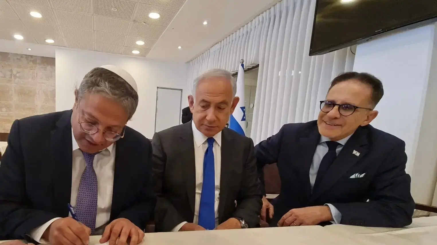 איתמר בן גביר, בנימין נתניהו, צחי ברוורמן בחתימת ההסכמים הקואליציונים של הליכוד עם עוצמה יהודית, 28 בדצמבר 2022 איתמר בן גביר, בנימין נתניהו, צחי ברוורמן בחתימת ההסכמים הקואליציונים של הליכוד עם עוצמה יהודית, 28 בדצמבר 2022