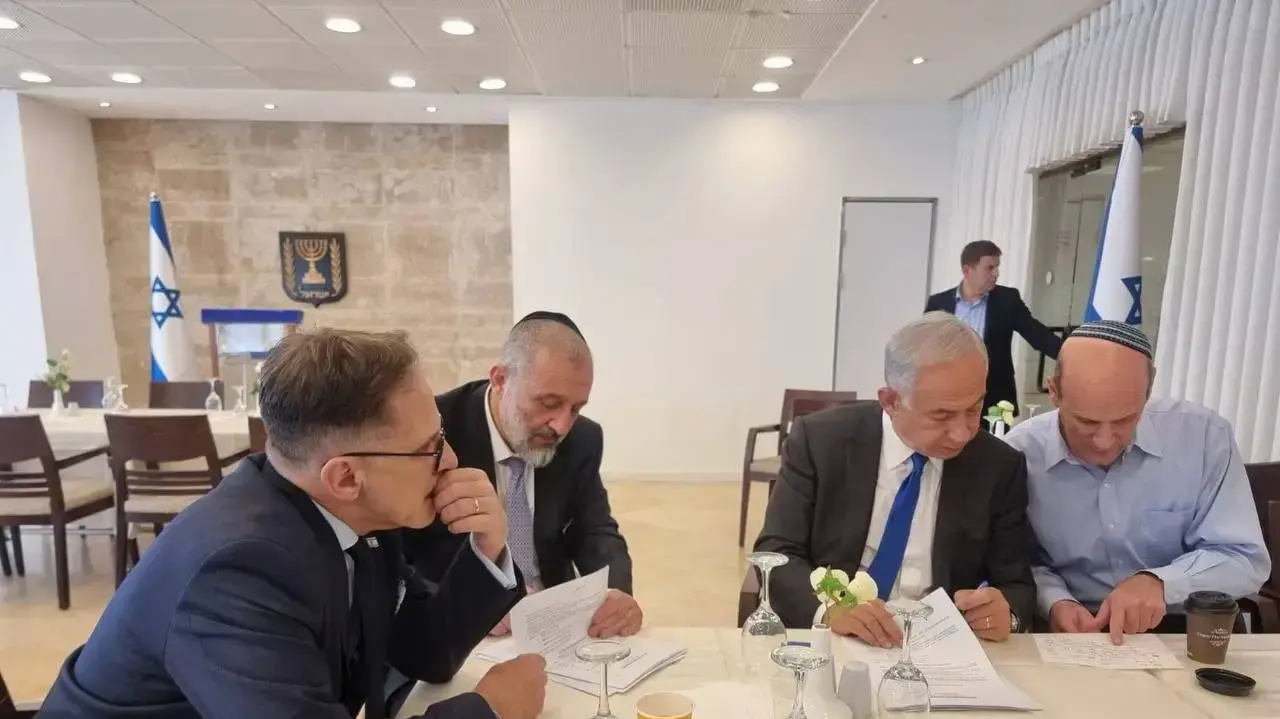 ראש הממשלה המיועד בנימין נתניהו ויו"ר ש"ס אריה דרעי חותמים על הסכם קואליציוני להקמת הממשלה ה-37, 28 בדצמבר 2022 ראש הממשלה המיועד בנימין נתניהו ויו"ר ש"ס אריה דרעי חותמים על הסכם קואליציוני להקמת הממשלה ה-37, 28 בדצמבר 2022
