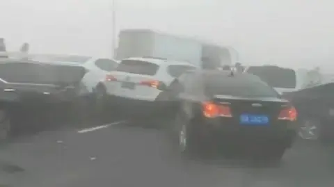 מאתיים כלי רכב נקלעו לתאונה על גשר בסין בשל ערפל מאתיים כלי רכב נקלעו לתאונה על גשר בסין בשל ערפל