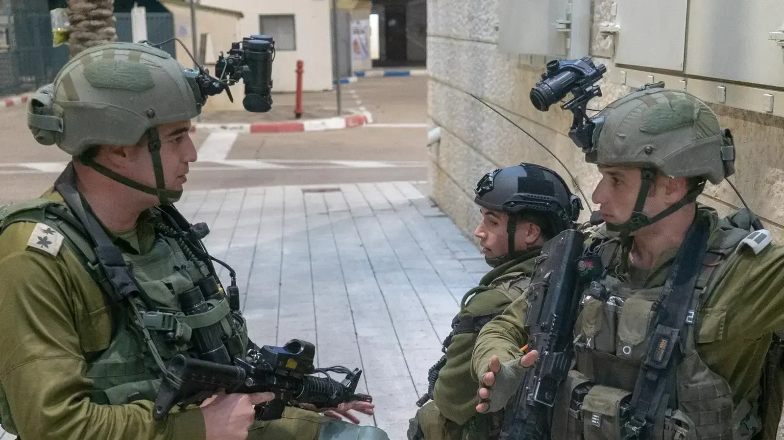 תרגיל החטיבה הצפונית באוגדת עזה.משמאל מג"ד 74 סא"ל עופר טכורש, דצמבר 2022 תרגיל החטיבה הצפונית באוגדת עזה.משמאל מג"ד 74 סא"ל עופר טכורש, דצמבר 2022