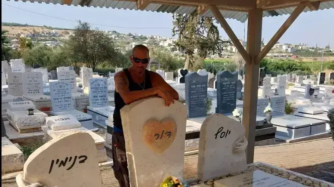 איתן כרסנטי ליד קברי בתו ונכדיו איתן כרסנטי ליד קברי בתו ונכדיו