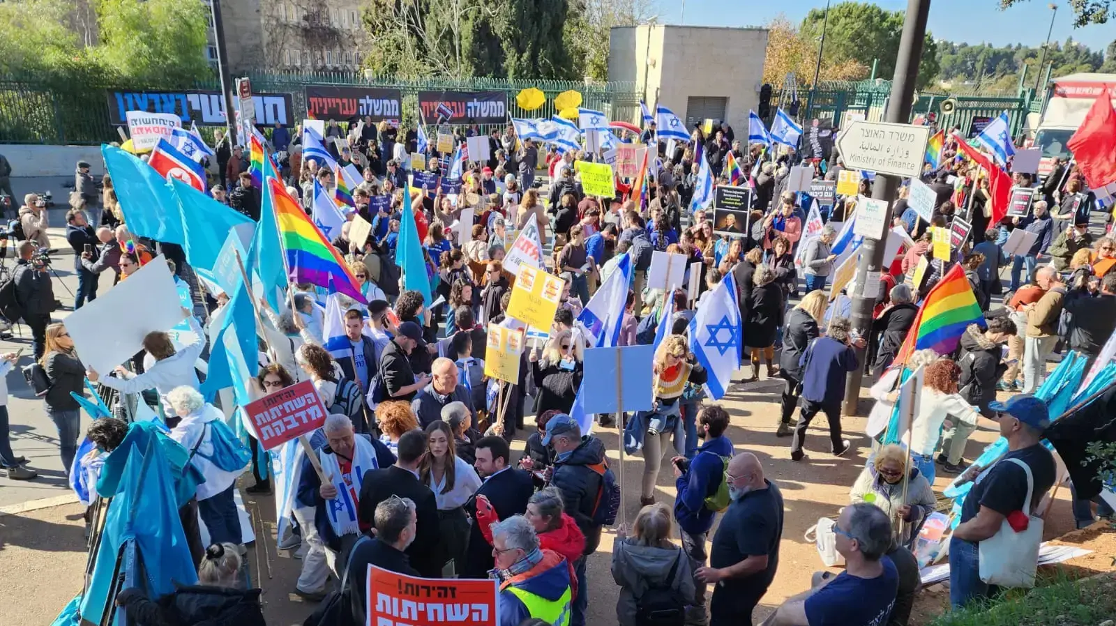 הפגנת ארגון 'צו 8 אזרחי להצלת הדמוקרטיה' בזמן השבעת הממשלה, מחוץ לכנסת, 29 בדצמבר 2022 הפגנת ארגון 'צו 8 אזרחי להצלת הדמוקרטיה' בזמן השבעת הממשלה, מחוץ לכנסת, 29 בדצמבר 2022