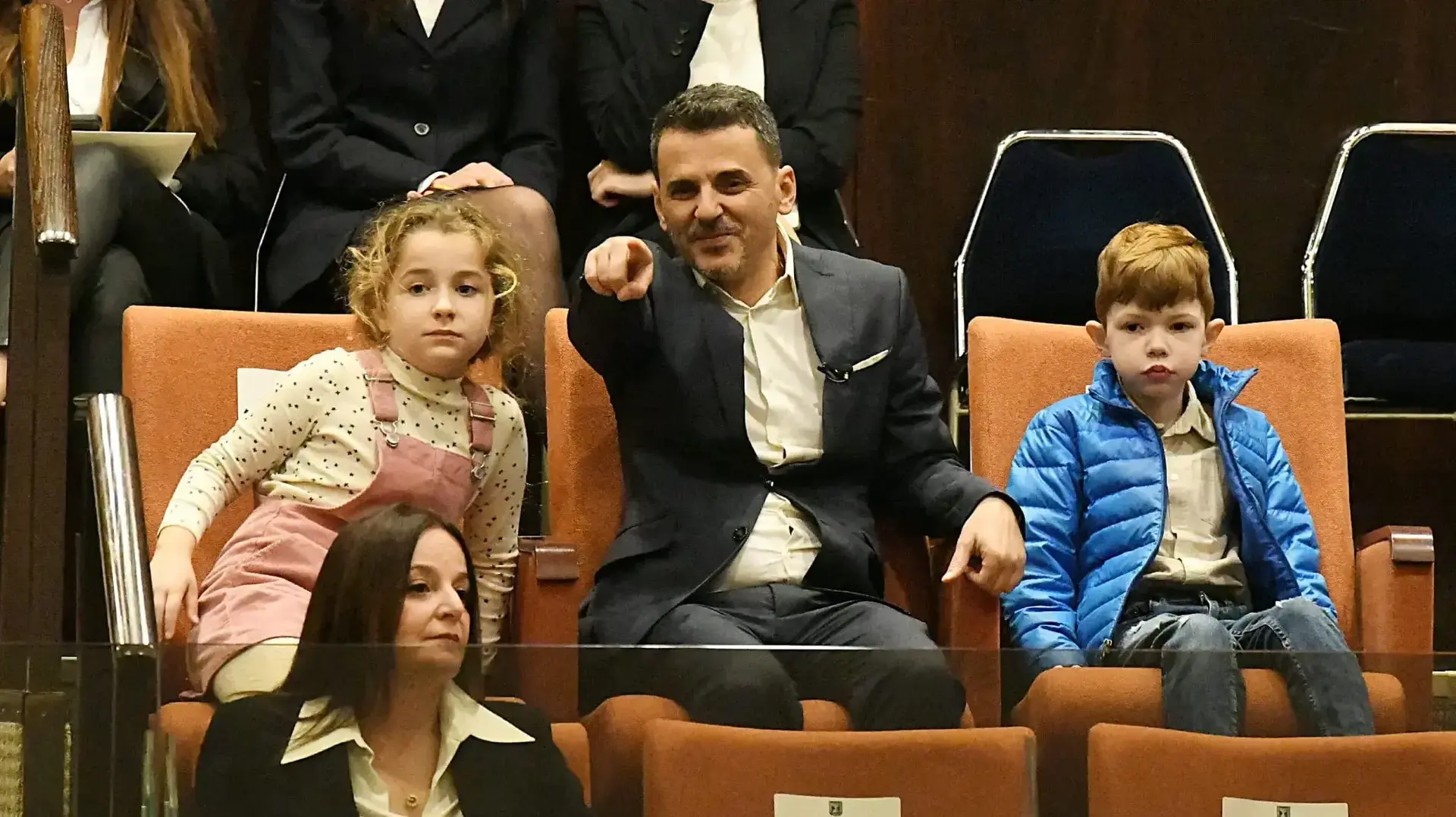 אלון חדד, בן זוגו של אמיר אוחנה וילדיהם, דיון השבעת הממשלה, כנסת, 29 בדצמבר 2022 אלון חדד, בן זוגו של אמיר אוחנה וילדיהם, דיון השבעת הממשלה, כנסת, 29 בדצמבר 2022