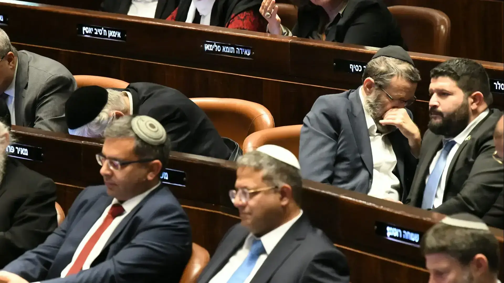 גפני ופרוש מרכינים ראש בזמן נאומו של אמיר אוחנה יו"ר הכנסת הנכנס בזמן השבעת הממשלה, 29 בדצמבר 2022 גפני ופרוש מרכינים ראש בזמן נאומו של אמיר אוחנה יו"ר הכנסת הנכנס בזמן השבעת הממשלה, 29 בדצמבר 2022