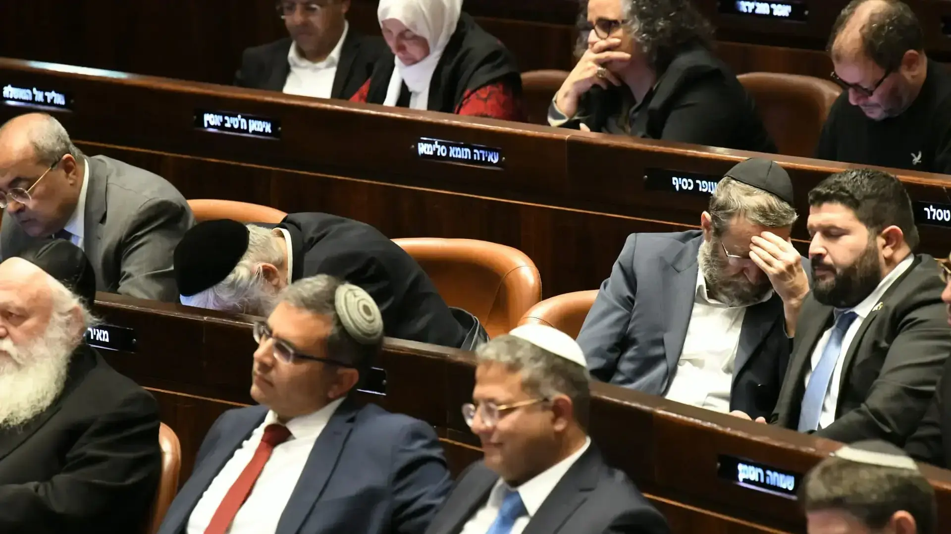 משה גפני ופרוש מרכינים ראש בעת נאום אוחנה משה גפני ופרוש מרכינים ראש בעת נאום אוחנה