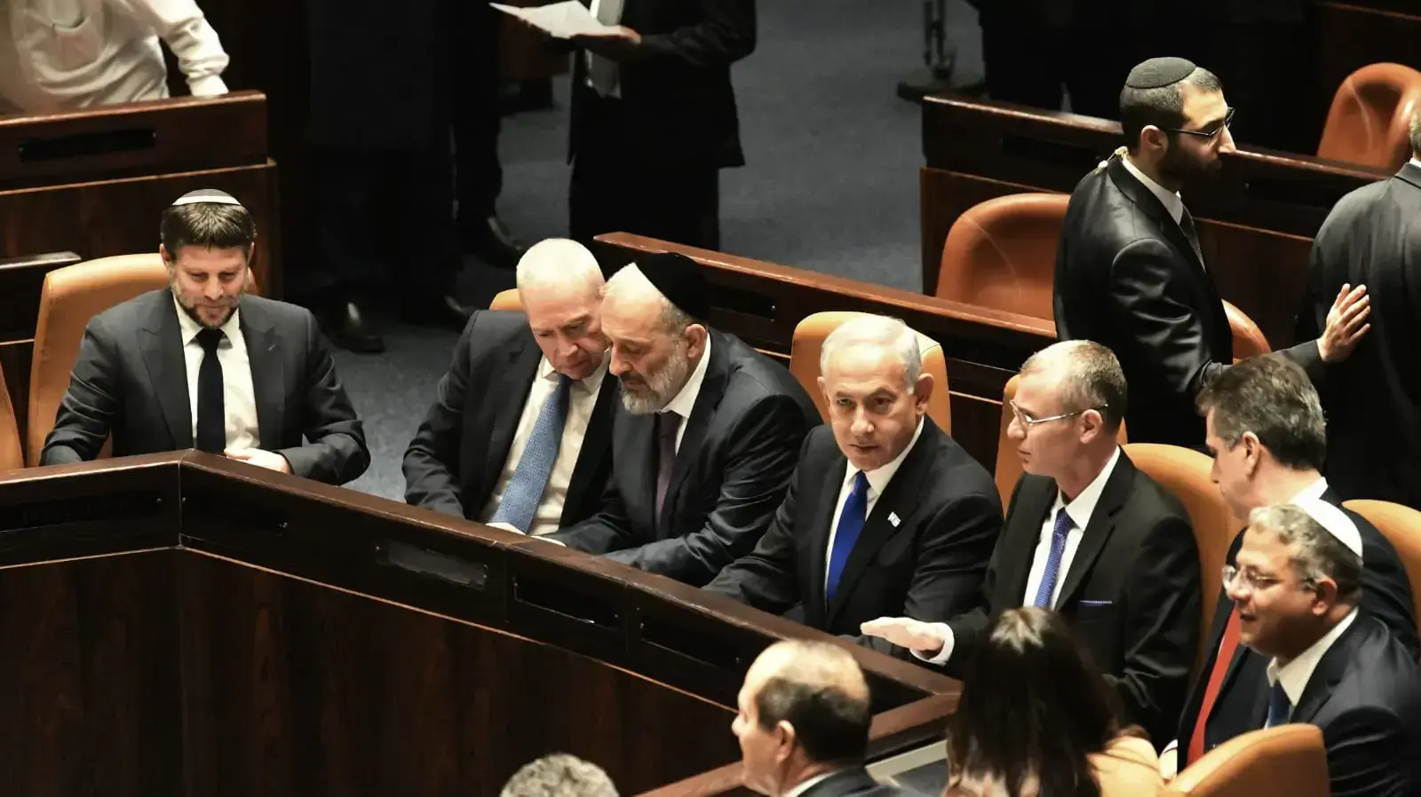 בנימין נתניהו בכיסא ראש הממשלה בזמן השבעת הממשלה, 29 בדצמבר 2022 בנימין נתניהו בכיסא ראש הממשלה בזמן השבעת הממשלה, 29 בדצמבר 2022
