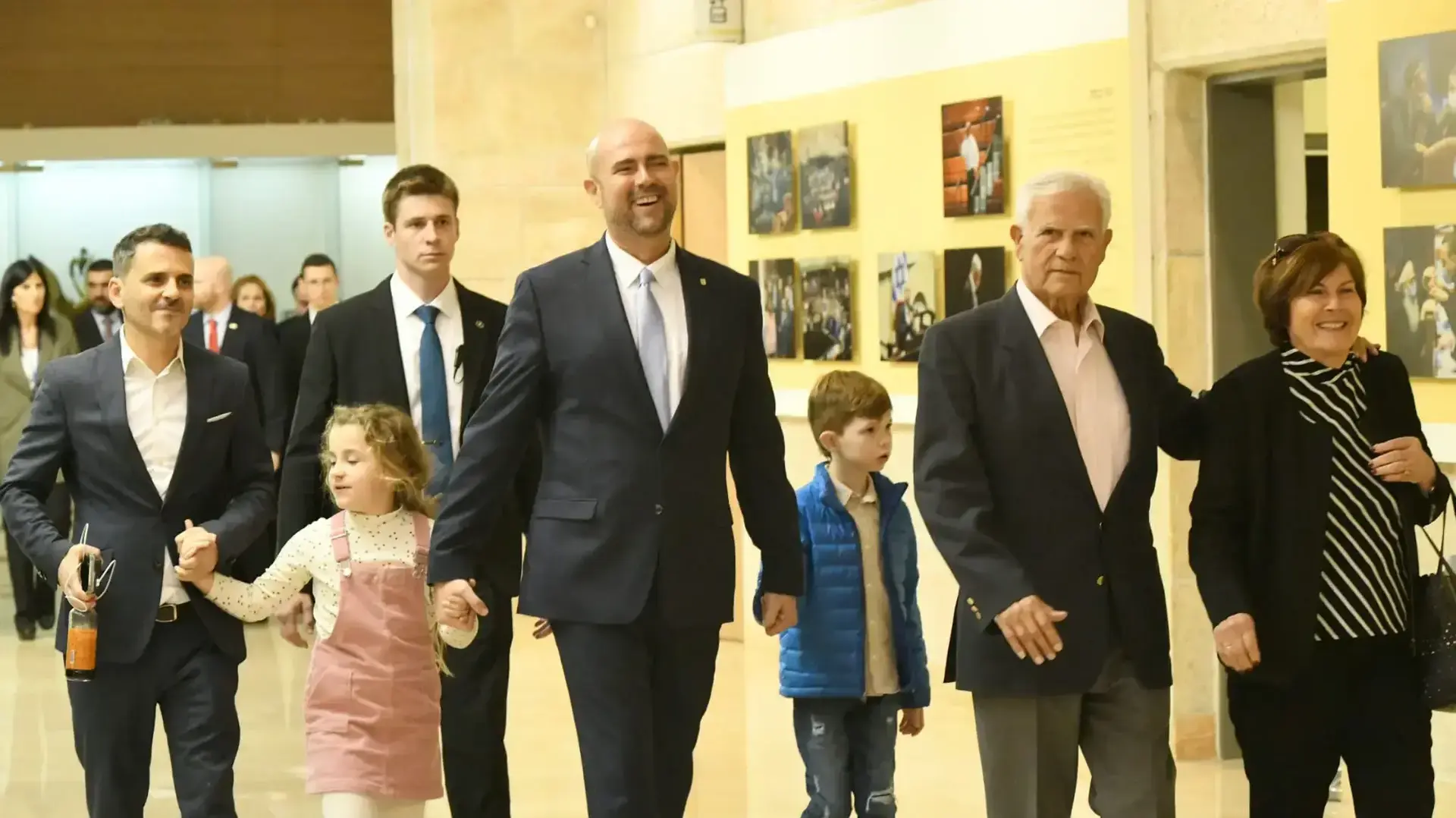 אמיר אוחנה ומשפחתו בהשבעת הממשלה, כנסת, 29 בדצמבר 2022 אמיר אוחנה ומשפחתו בהשבעת הממשלה, כנסת, 29 בדצמבר 2022