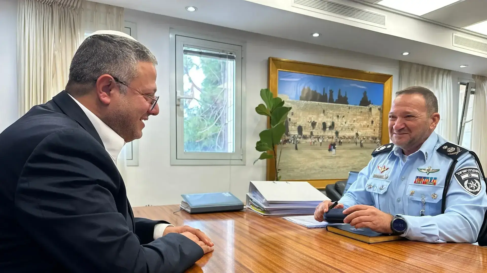 השר לביטחון לאומי איתמר בן גביר נפגש לישיבת עבודה ראשונה עם המפכ״ל רב-ניצב קובי שבתאי. ינואר 2023 השר לביטחון לאומי איתמר בן גביר נפגש לישיבת עבודה ראשונה עם המפכ״ל רב-ניצב קובי שבתאי. ינואר 2023
