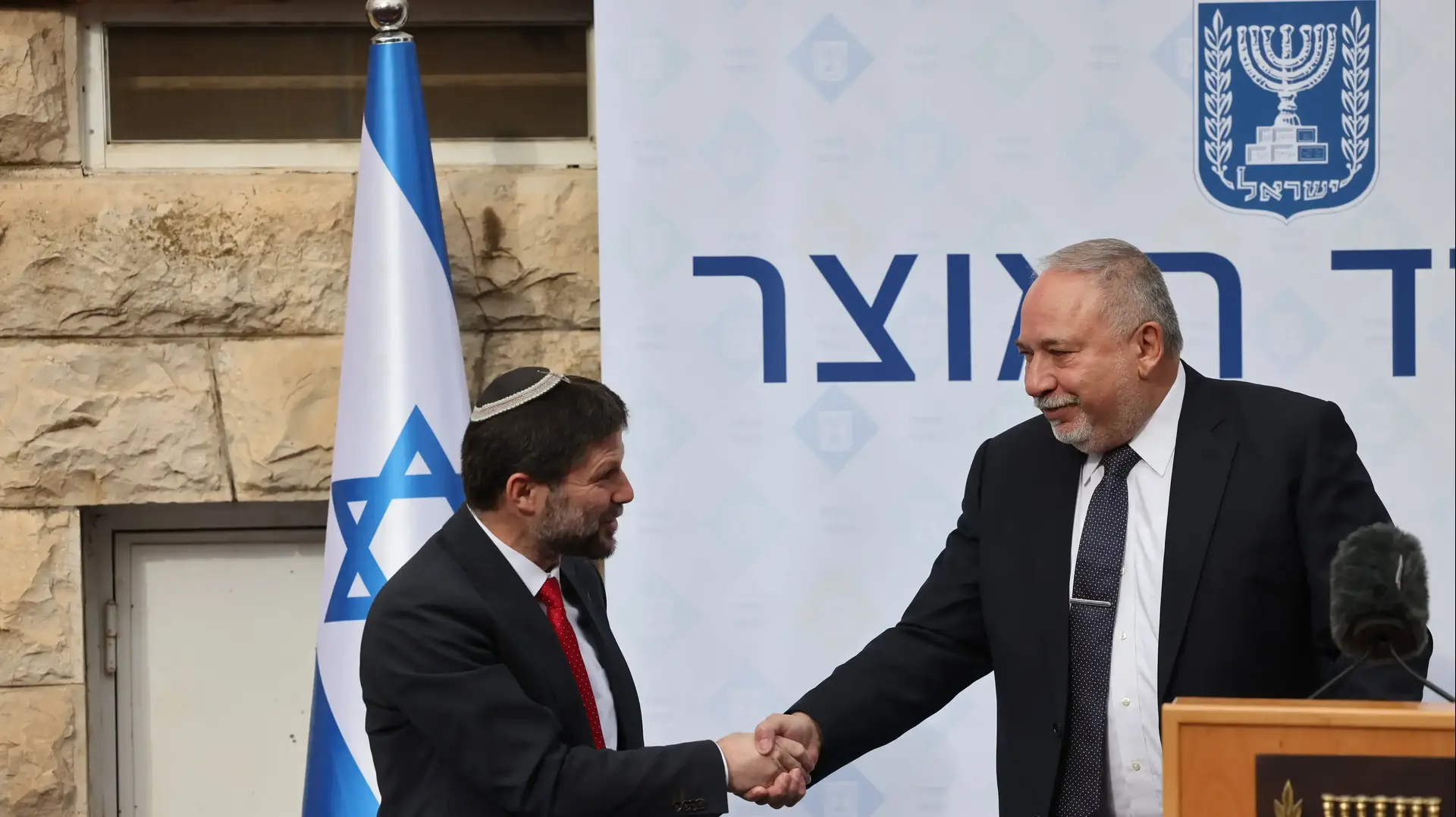 בצלאל סמוטריץ' שר האוצר הנכנס , אביגדור ליברמן שר האוצר היוצא בטקס החילופים, 1 בינואר 2023 בצלאל סמוטריץ' שר האוצר הנכנס , אביגדור ליברמן שר האוצר היוצא בטקס החילופים, 1 בינואר 2023