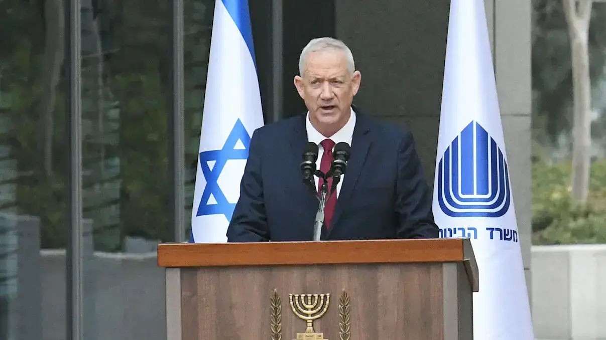 שר הביטחון היוצא בני גנץ בטקס מינויו של יואב גלנט לשר הביטחון, הקריה, 1 בינואר 2023 שר הביטחון היוצא בני גנץ בטקס מינויו של יואב גלנט לשר הביטחון, הקריה, 1 בינואר 2023