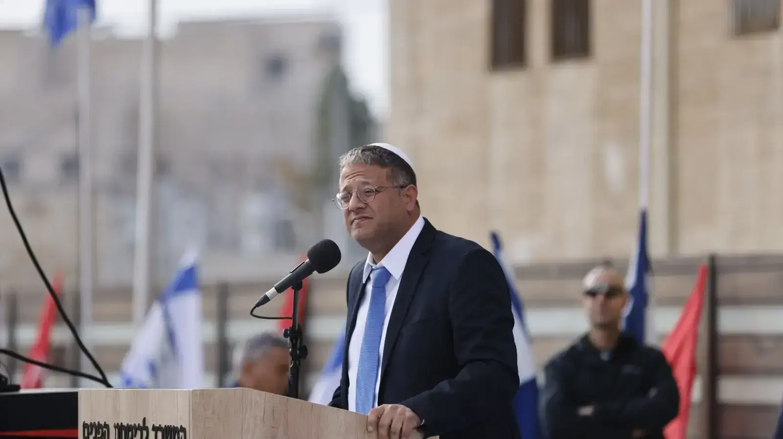 השר לביטחון לאומי איתמר בן גביר בטקס החילופים עם השר היוצא לביטחון הפנים עמר בר לב, 1 בינואר 2023