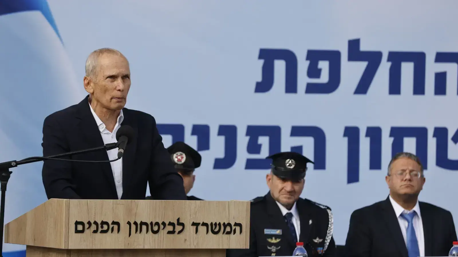 השר לביטחון לאומי איתמר בן גביר בטקס החילופים עם השר היוצא לביטחון הפנים עמר בר לב, 1 בינואר 2023 השר לביטחון לאומי איתמר בן גביר בטקס החילופים עם השר היוצא לביטחון הפנים עמר בר לב, 1 בינואר 2023