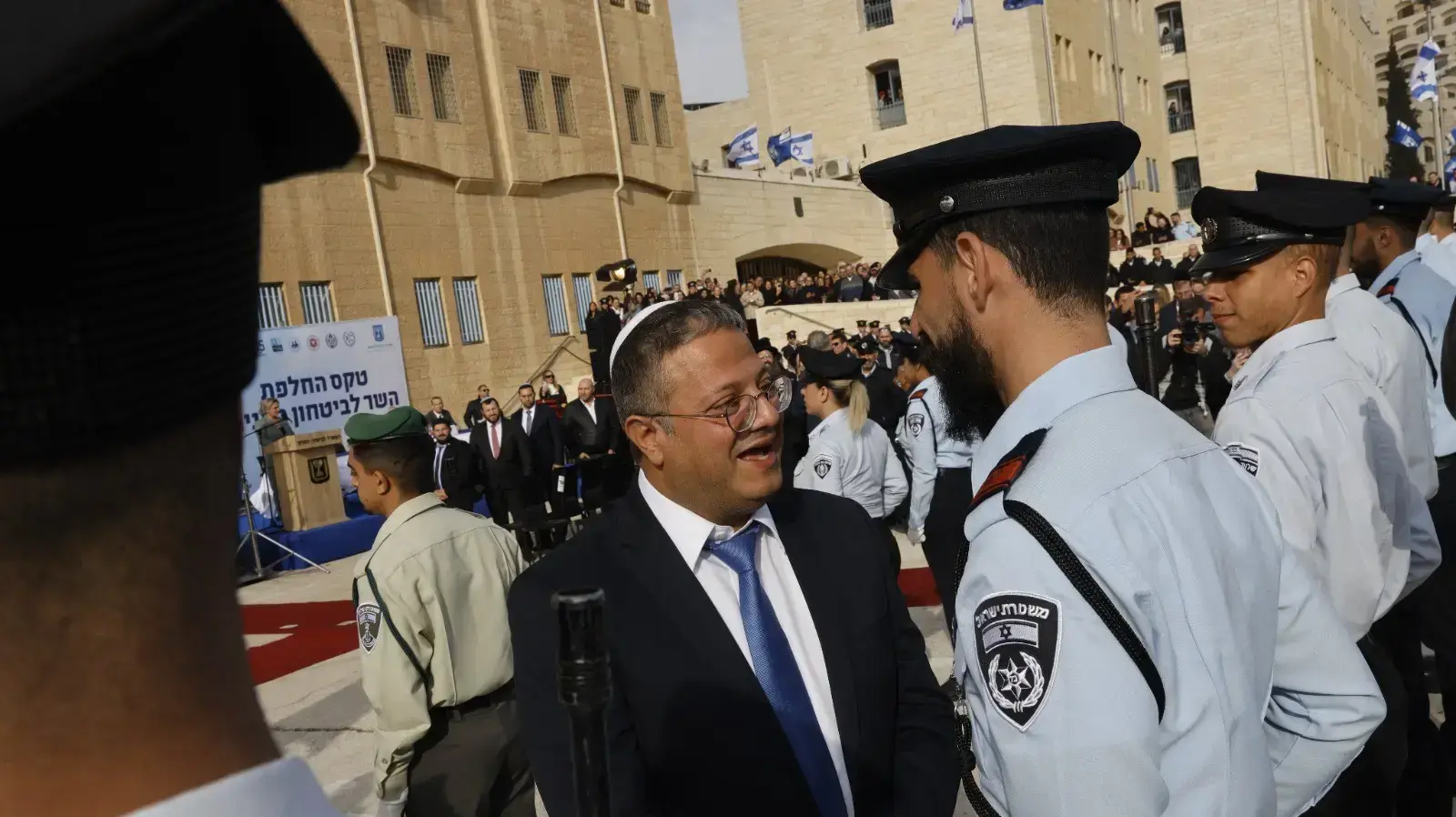 השר לביטחון לאומי איתמר בן גביר בטקס החילופים עם השר היוצא לביטחון הפנים עמר בר לב, 1 בינואר 2023 השר לביטחון לאומי איתמר בן גביר בטקס החילופים עם השר היוצא לביטחון הפנים עמר בר לב, 1 בינואר 2023