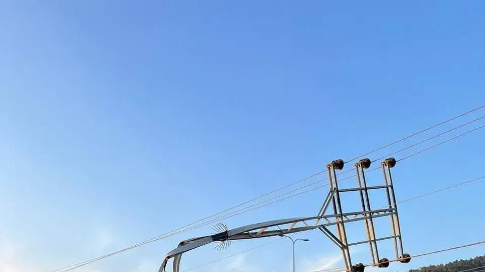 עמוד חשמל שקרס בצומת כוח בשל רוחות עזות, 2 בינואר 2023 עמוד חשמל שקרס בצומת כוח בשל רוחות עזות, 2 בינואר 2023