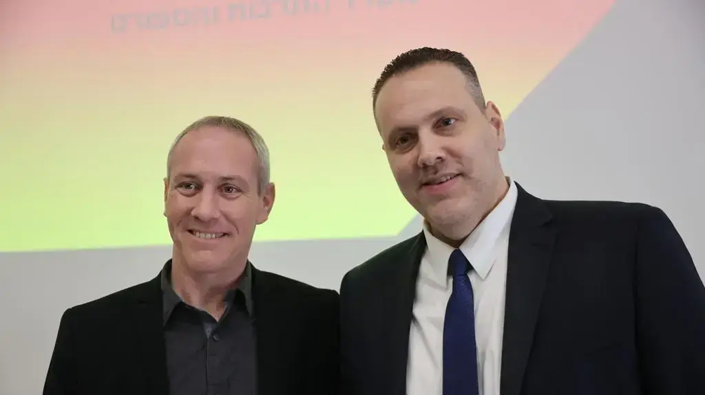 שר התרבות והספורט הנכנס מיקי זוהר ושר התרבות והספורט היוצא חילי טרופר בטקס החילופים, 2 בינואר 2023 שר התרבות והספורט הנכנס מיקי זוהר ושר התרבות והספורט היוצא חילי טרופר בטקס החילופים, 2 בינואר 2023