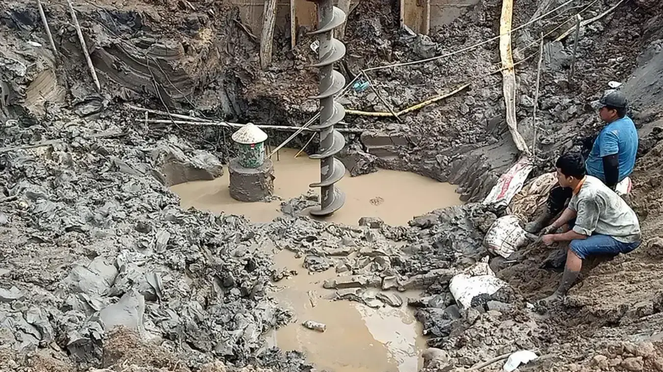 ילד נפל לבור באתר בנייה בוייטנאם ילד נפל לבור באתר בנייה בוייטנאם