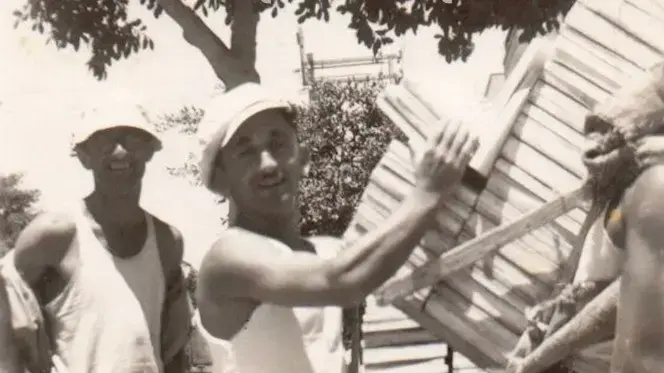 מרדכי לוסטיג בעבודתו בסולל בונה, 1950. מרדכי לוסטיג בעבודתו בסולל בונה, 1950.
