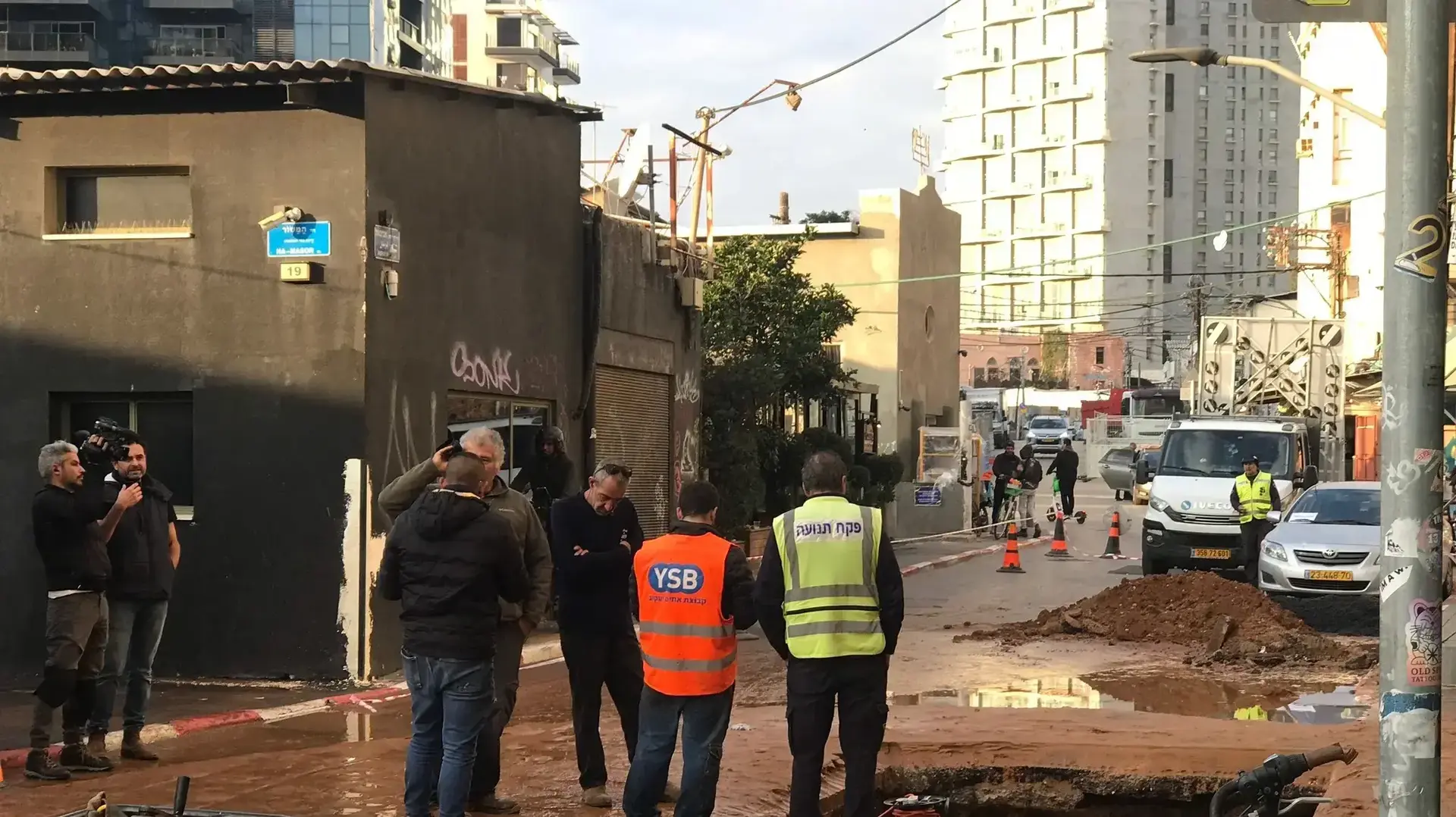 רחוב אברבנאל בתל אביב מוצף במים לאחר שצינור התפוצץ רחוב אברבנאל בתל אביב מוצף במים לאחר שצינור התפוצץ