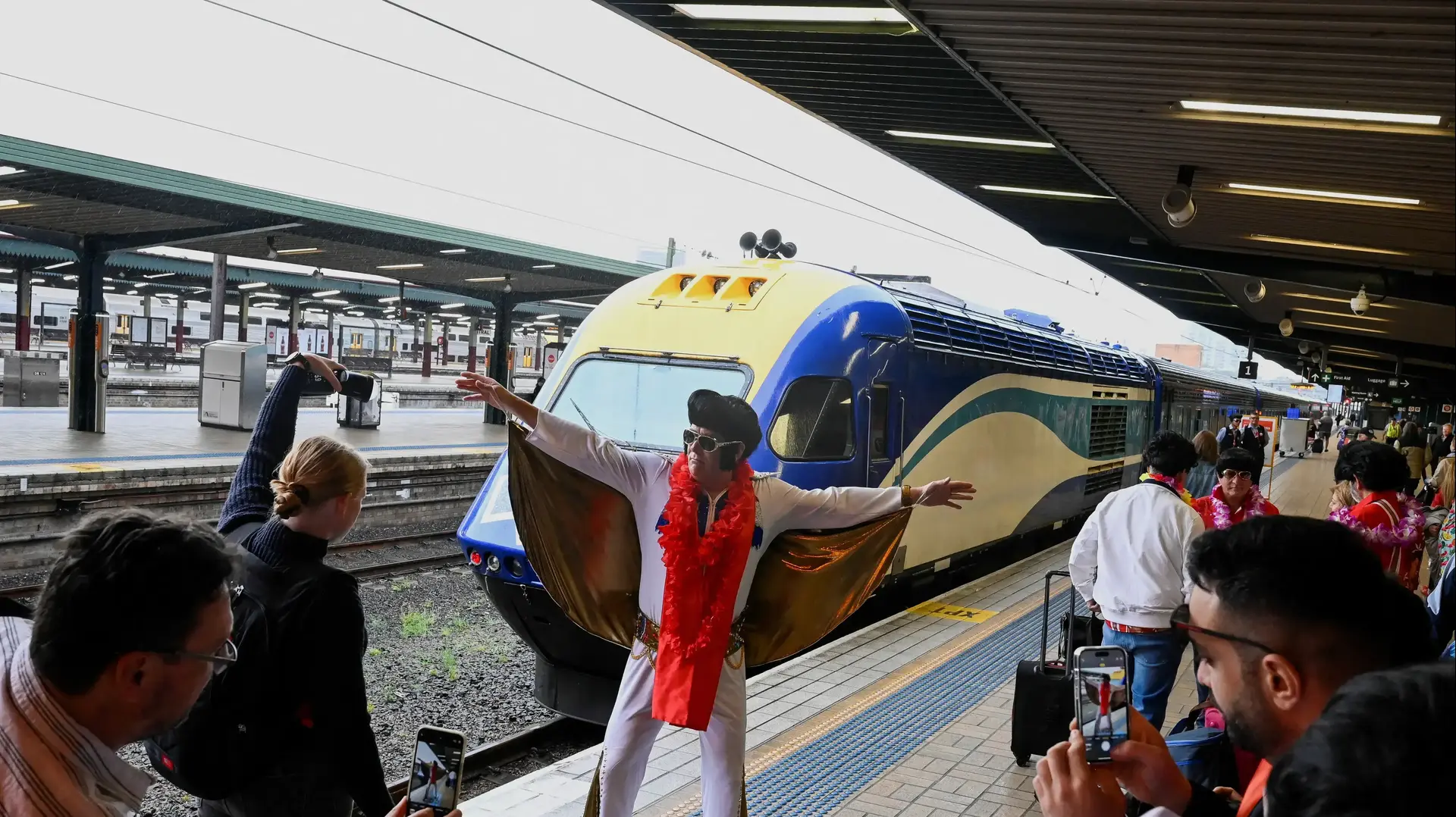 מעריצי אלביס פרסלי בדרך לפסטיבל בעיר פארקס באוסטרליה מעריצי אלביס פרסלי בדרך לפסטיבל בעיר פארקס באוסטרליה