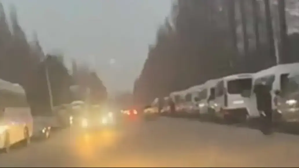 תור של מכוניות מחוץ למשרפה בסין תור של מכוניות מחוץ למשרפה בסין