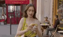 אמילי בפריז אוכלת מקדונלד'ס אמילי בפריז אוכלת מקדונלד'ס