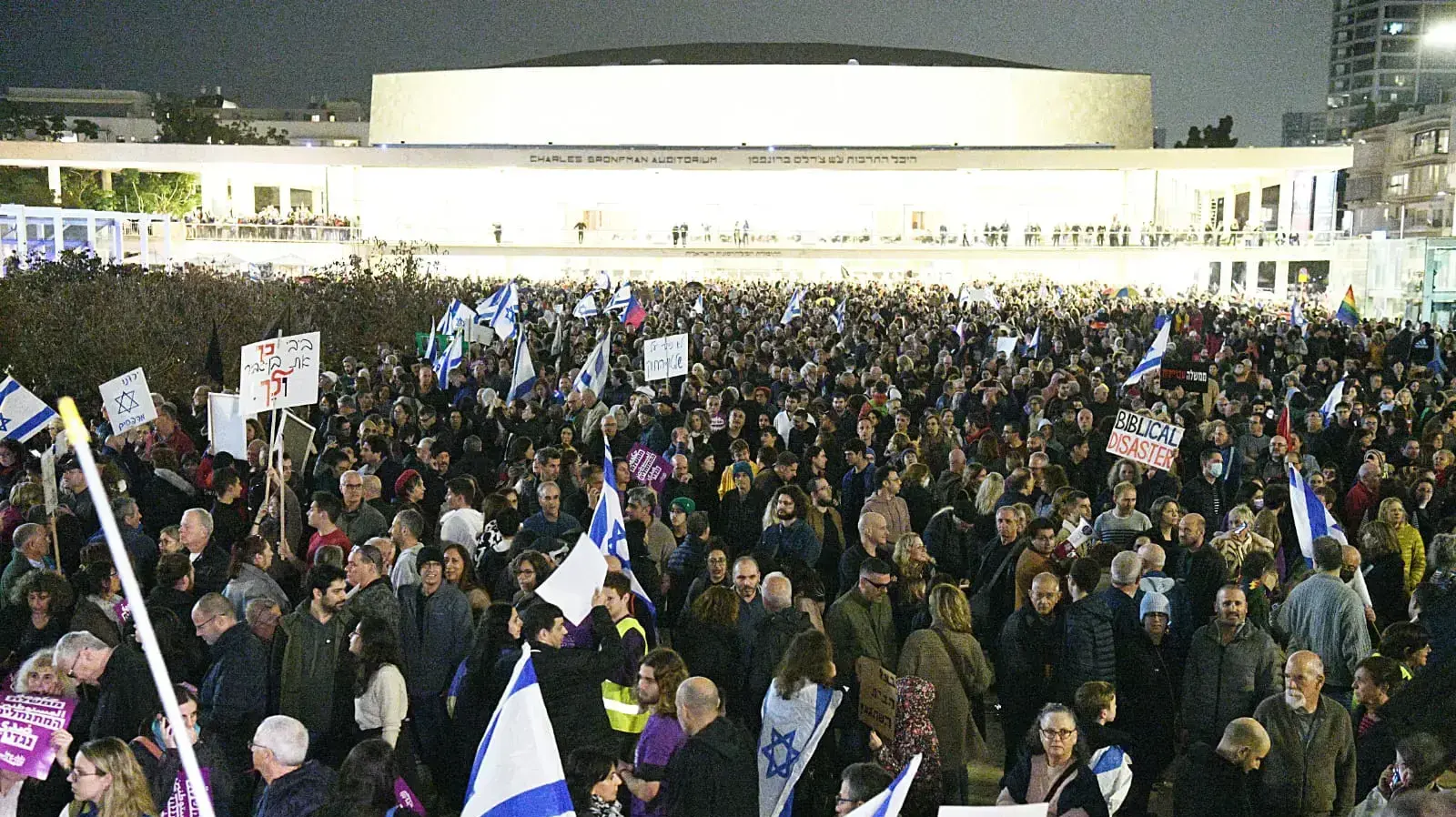 הפגנת מחאה נגד המהפכה המשפטית של נתניהו, כיכר הבימה, 7 בינואר 2022 הפגנת מחאה נגד המהפכה המשפטית של נתניהו, כיכר הבימה, 7 בינואר 2022