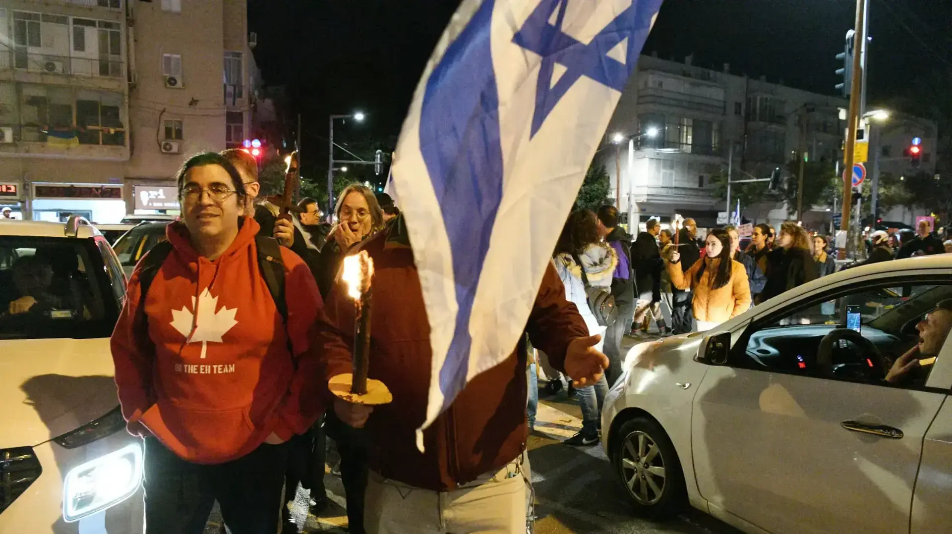 מצעד לפידים במסגרת הפגנת מחאה נגד המהפכה המשפטית של נתניהו, ת"א, 7 בינואר 2022 מצעד לפידים במסגרת הפגנת מחאה נגד המהפכה המשפטית של נתניהו, ת"א, 7 בינואר 2022