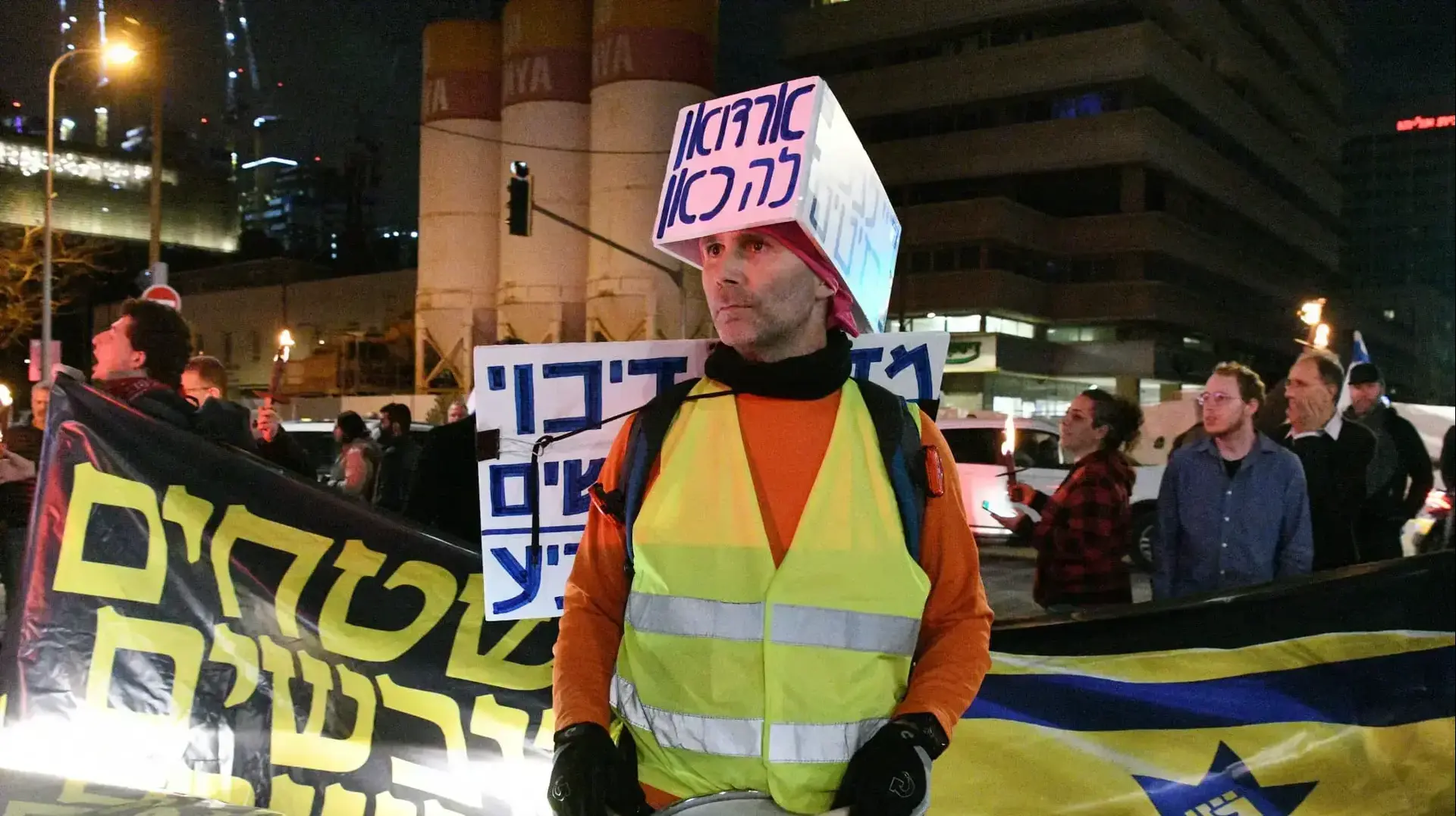 הפגנת מחאה נגד המהפכה המשפטית של נתניהו, קפלן פינת אבן גבירול, 7 בינואר 2022 הפגנת מחאה נגד המהפכה המשפטית של נתניהו, קפלן פינת אבן גבירול, 7 בינואר 2022