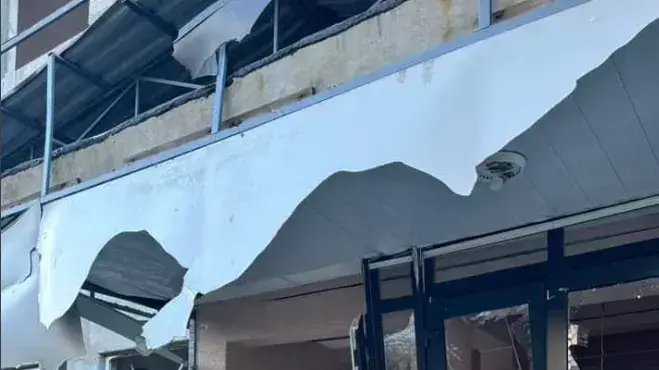 בניין בקרמטורסק, אוקראינה, שנפגע מטיל רוסי בניין בקרמטורסק, אוקראינה, שנפגע מטיל רוסי